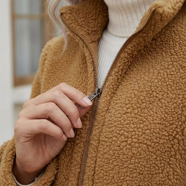 Lana - Strukturierte, mittellange Jacke mit Reißverschluss
